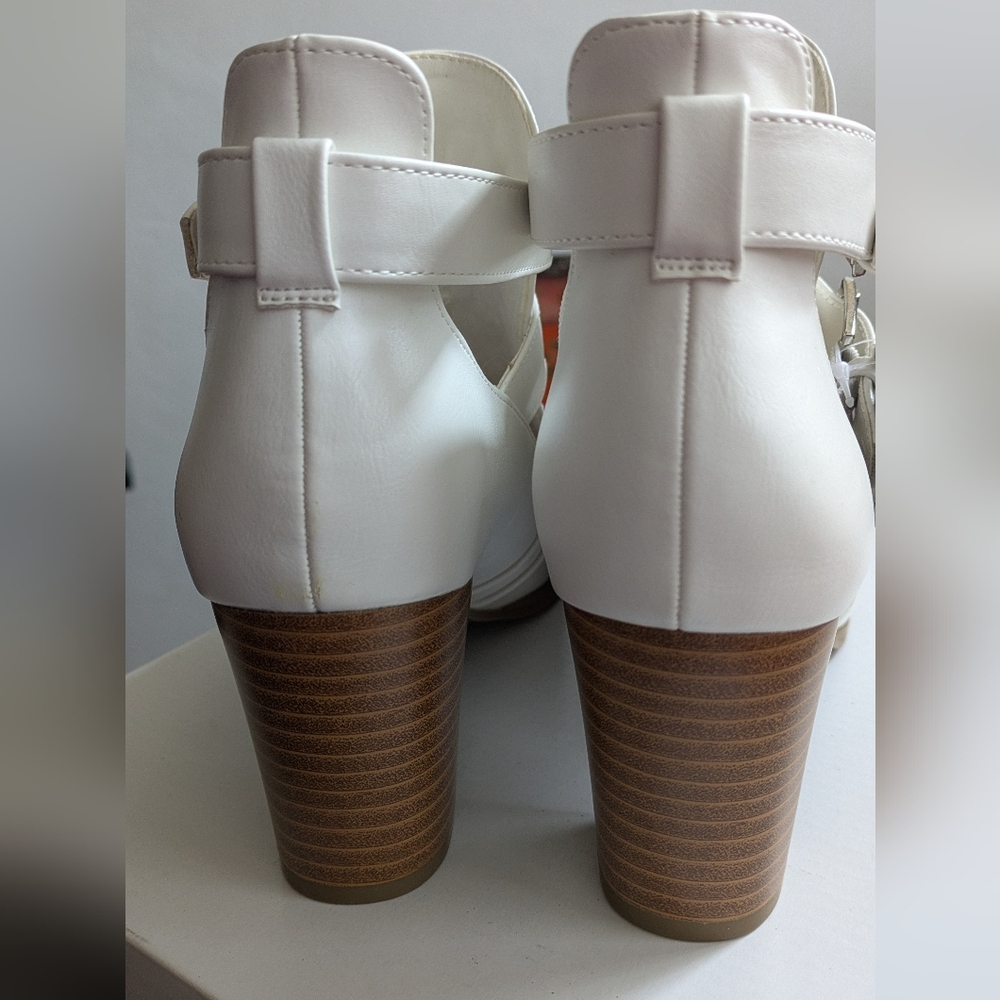 NWT Liz Claiborne White Heeled Ankle Boots with Double Buckles. Size 7.5 - Picture 6 of 11
